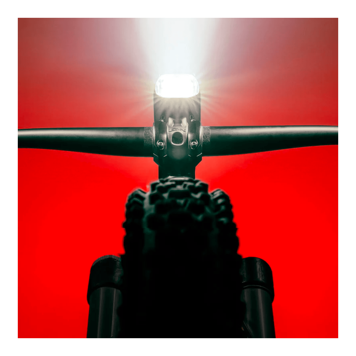 LEZYNE MEGA DRIVE 2400+ Lampka przednia czarna
