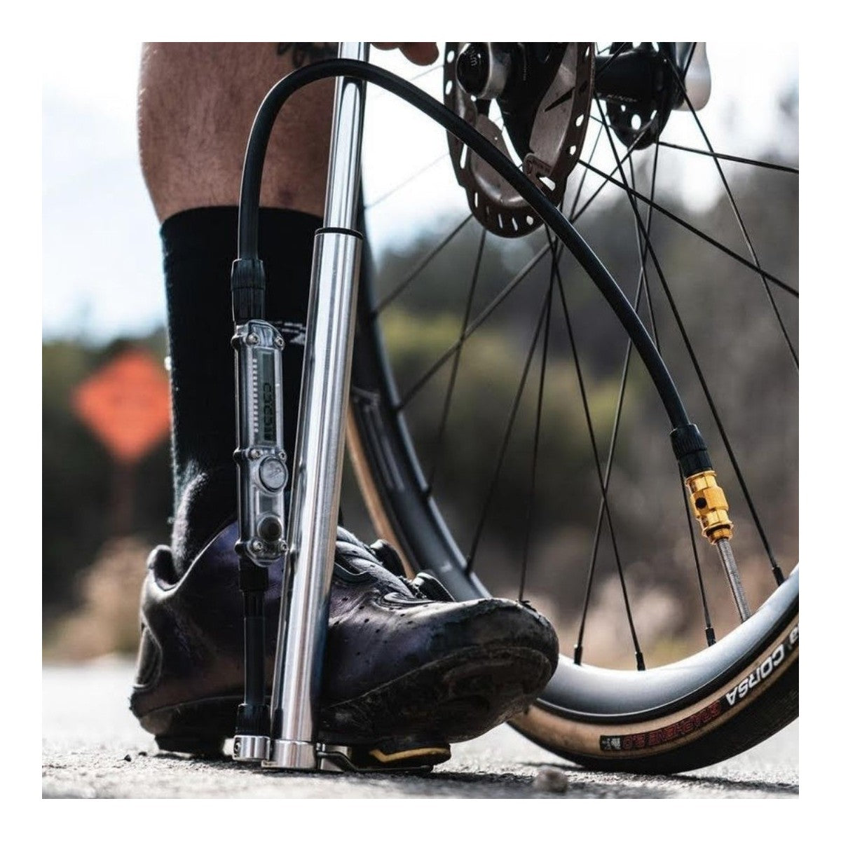 LEZYNE MICRO FLOOR DRIVE DIGITAL HPG Kompaktowa pompka nożna srebrna