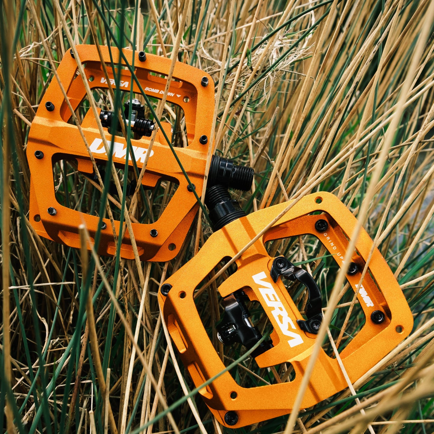 Pomarańczowe pedały DMR VERSA