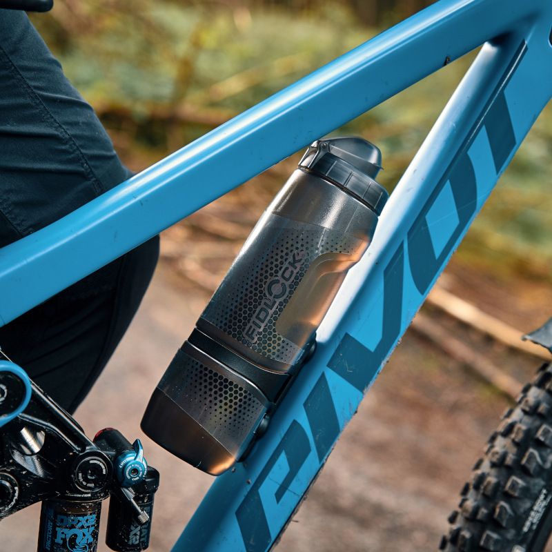 Zestaw bidon i koszyk na bidon FIDLOCK TWIST BIKE BASE 800 ml Smoked