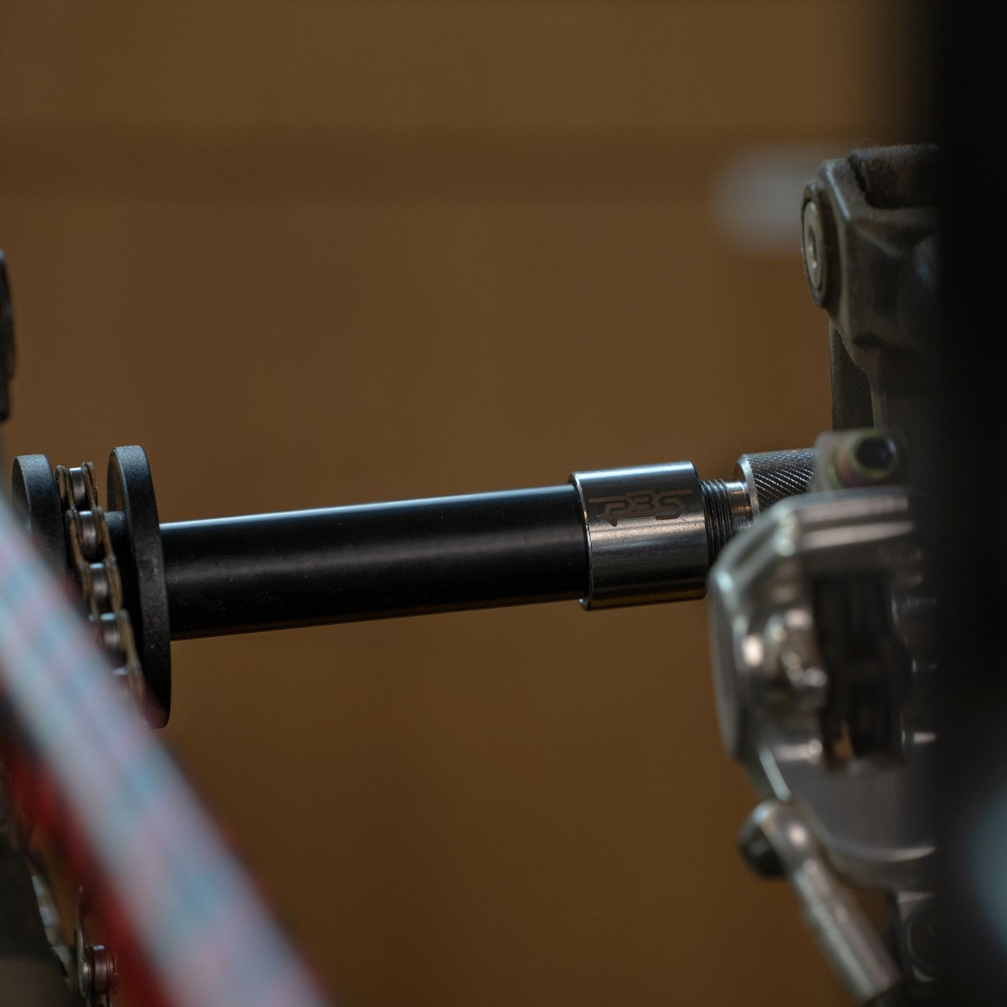 PBS TOOLS Regulowany wspornik łańcucha dla sworznia 12 mm