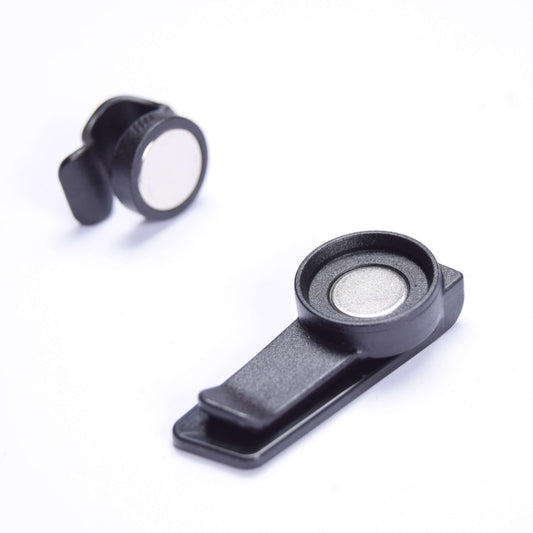 Uniwersalny uchwyt magnetyczny do worka hydracyjnego USWE MAGNETIC TUBE CLIP czarny