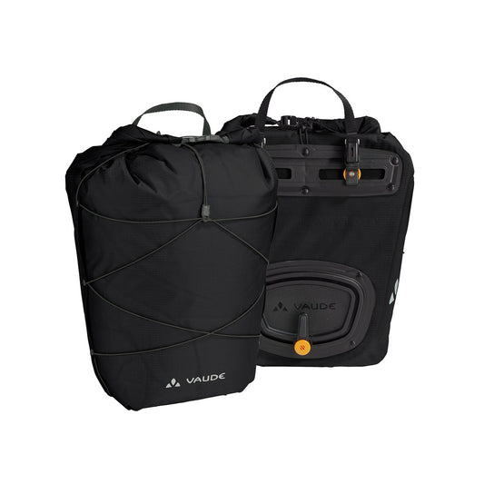 Para czarnych toreb bagażowych VAUDE AQUA BACK LIGHT 38 L