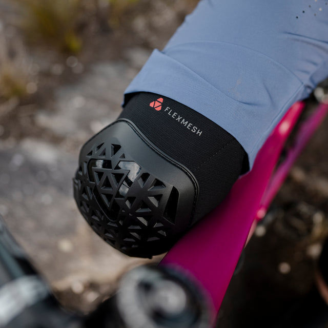 LEATT FLEXMESH knee pads Black