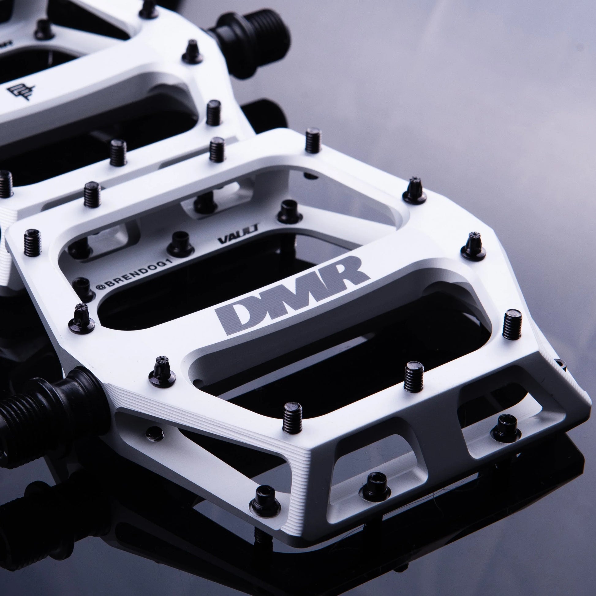 dmr vault brendog ice pedals DMR VAULT BRENDOG flat pedals White – Probikeshop