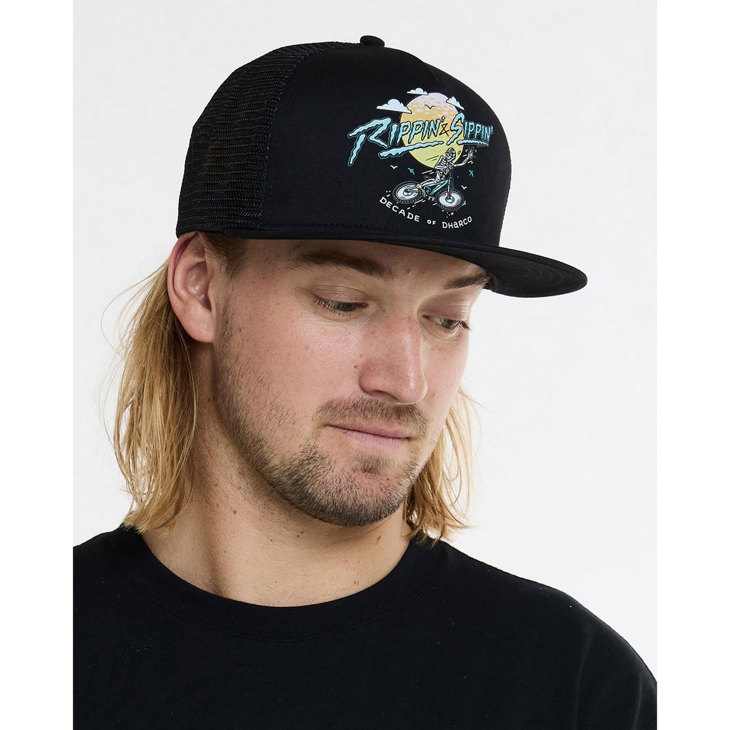 DHARCO FLAT BRIM TRUCKER RIPPIN AND SIPPIN Cap czarny