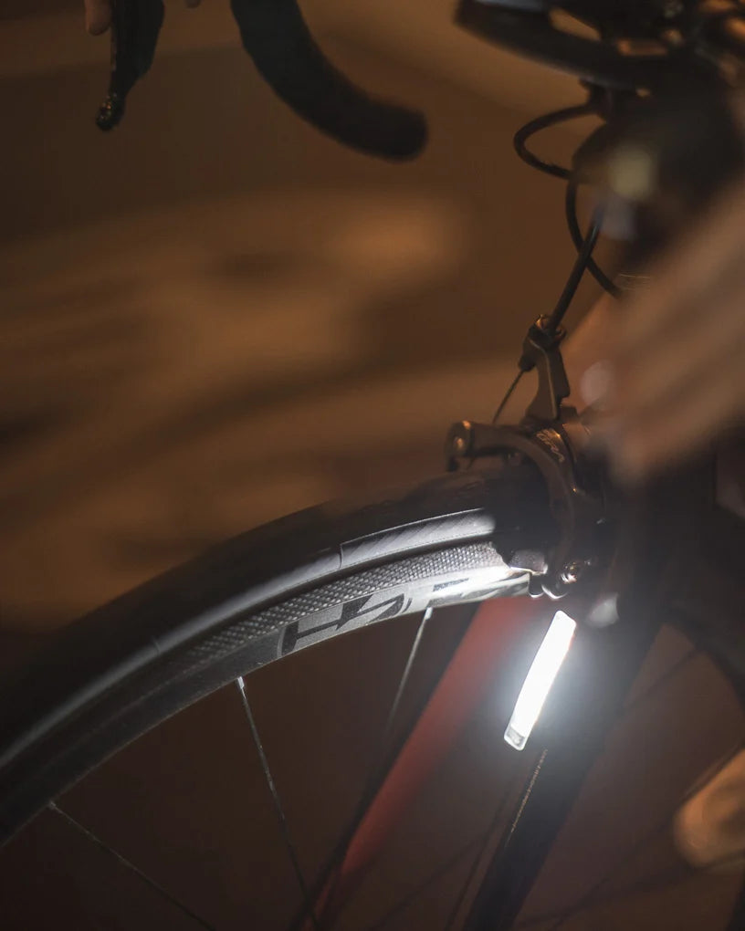 KNOG PLUS FRONT Lampa przednia 40 lumenów czarna