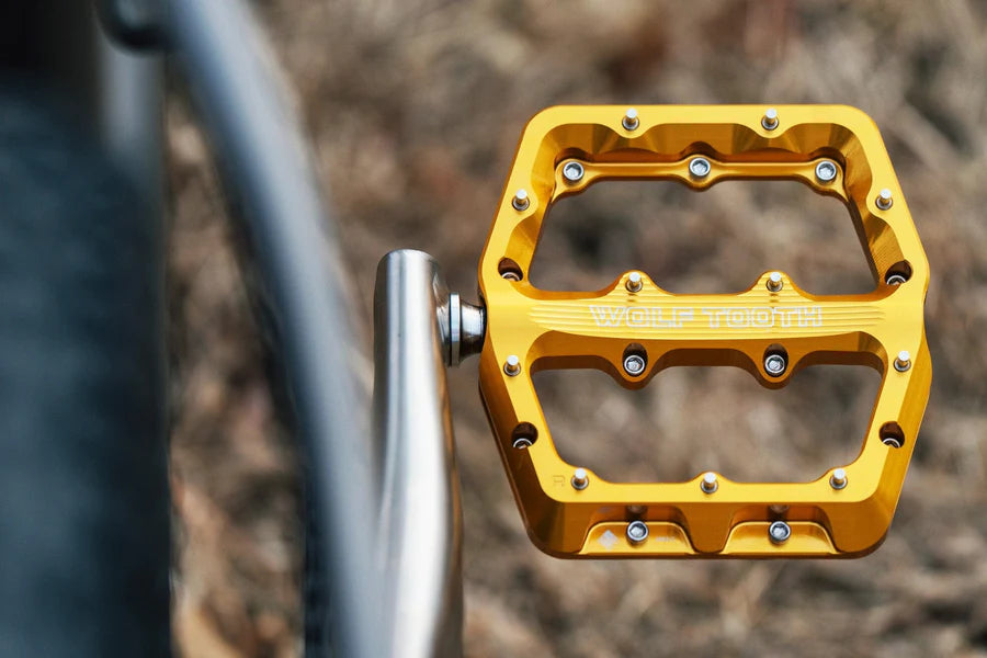 WOLF TOOTH WAVEFORM Large Gold Flat Pedals