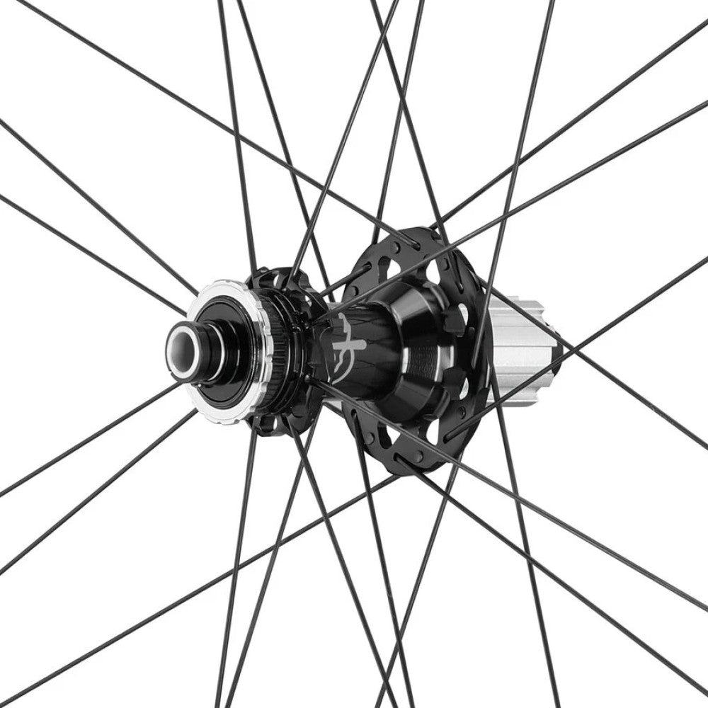 Para kół CAMPAGNOLO SHAMAL CARBON przystosowanych do jazdy bezdętkowej (centralna blokada)