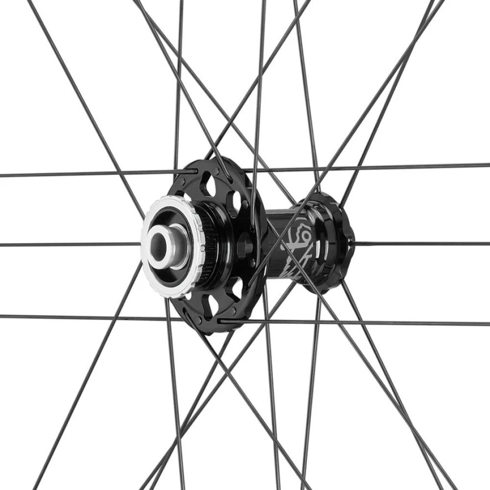 Para kół CAMPAGNOLO SHAMAL CARBON przystosowanych do jazdy bezdętkowej (centralna blokada)
