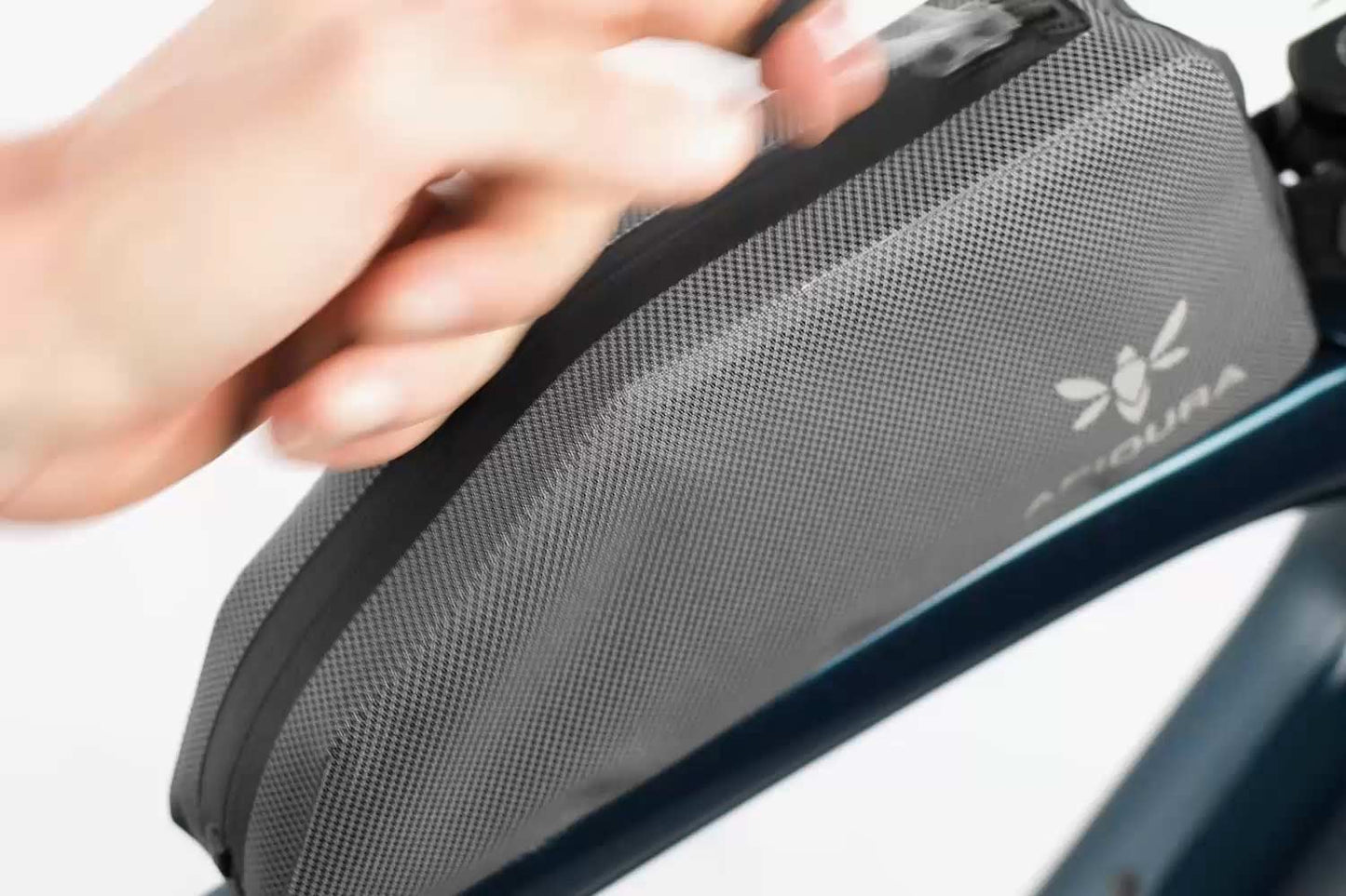 Torba na ramę APIDURA EXPEDITION BOLT ON TOP TUBE PACK 1 L czarna