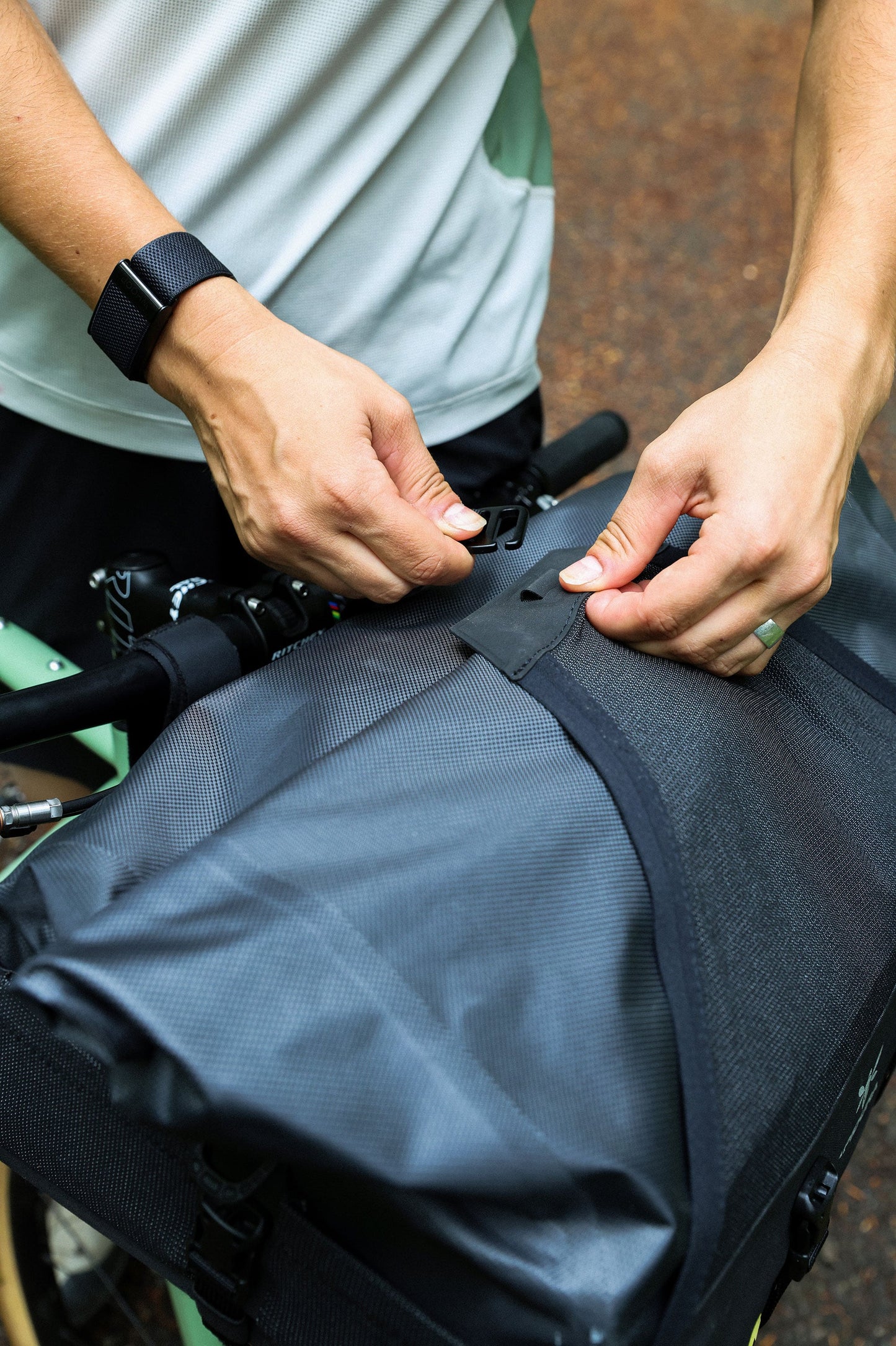 Torba na kierownicę APIDURA EXPEDITION FRONT RACK PACK 20 L czarna