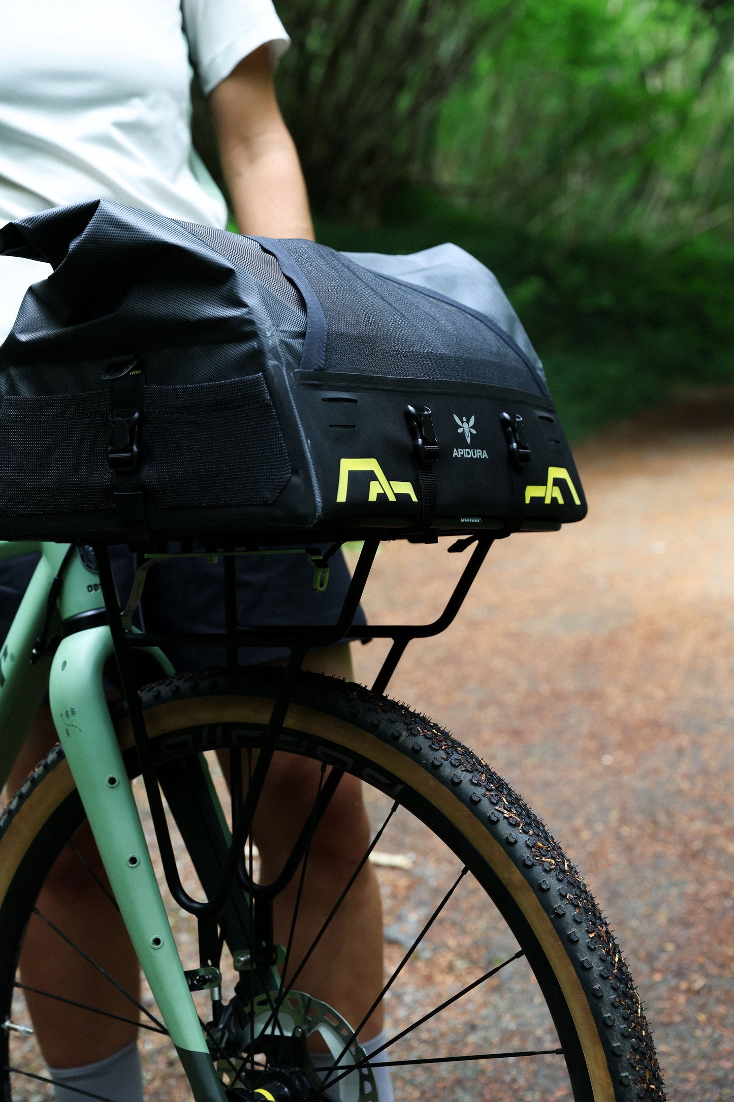 Torba na kierownicę APIDURA EXPEDITION FRONT RACK PACK 20 L czarna