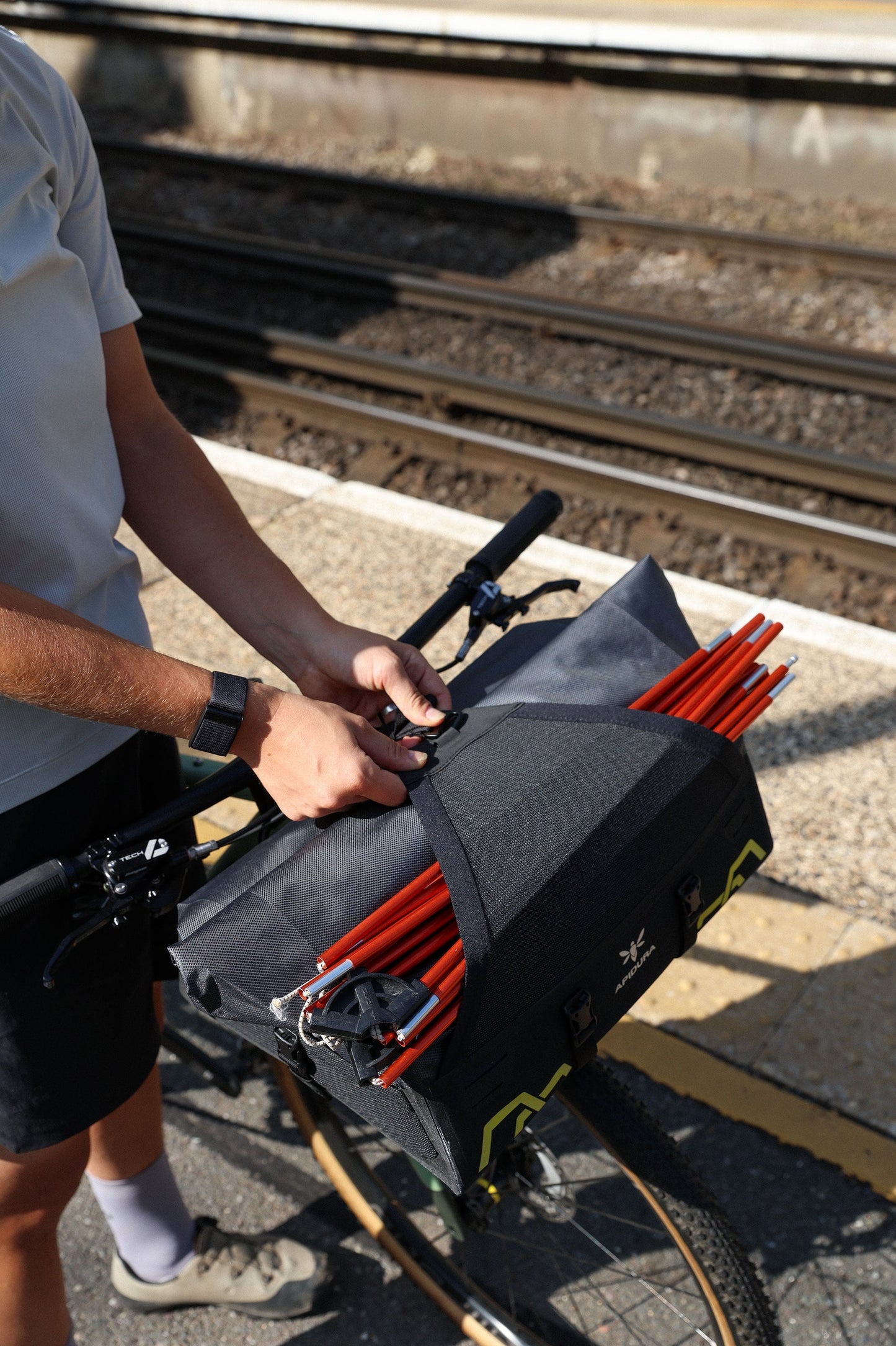 Torba na kierownicę APIDURA EXPEDITION FRONT RACK PACK 20 L czarna