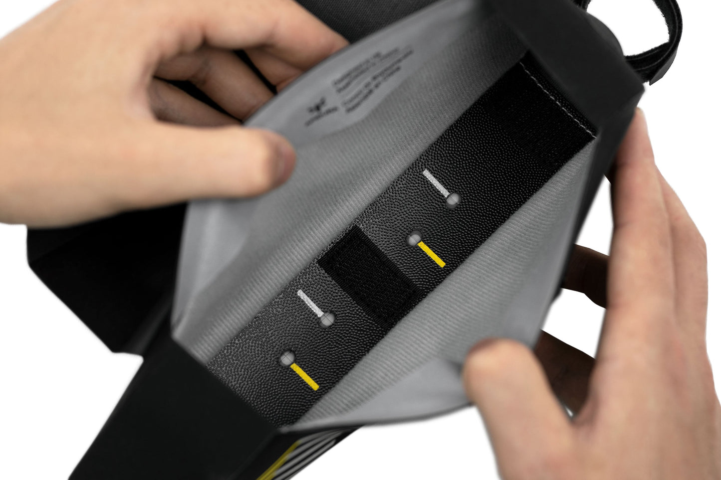 Torba na ramę APIDURA RACING BOLT-ON TOP TUBE PACK 1 L czarna