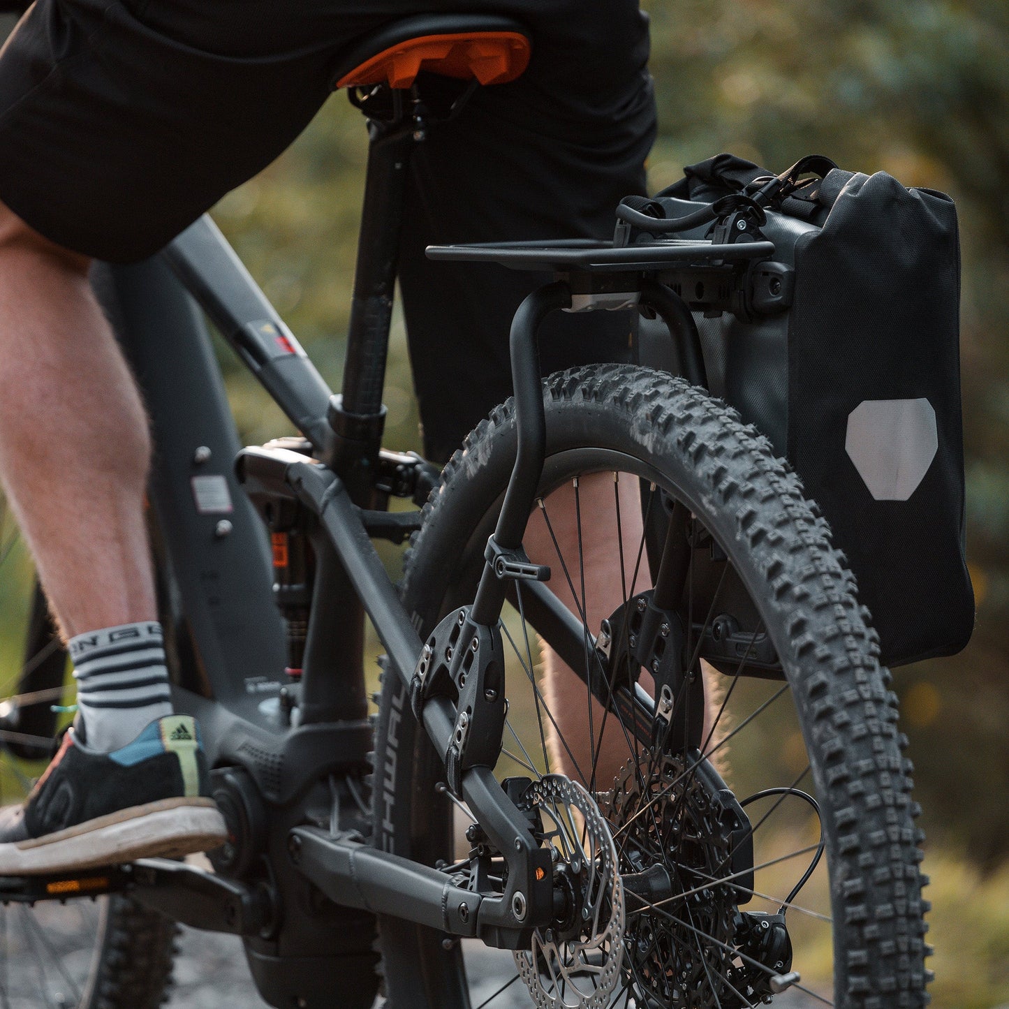 Tylny bagażnik z uniwersalnym wsparciem dla sakw AEROE Spider