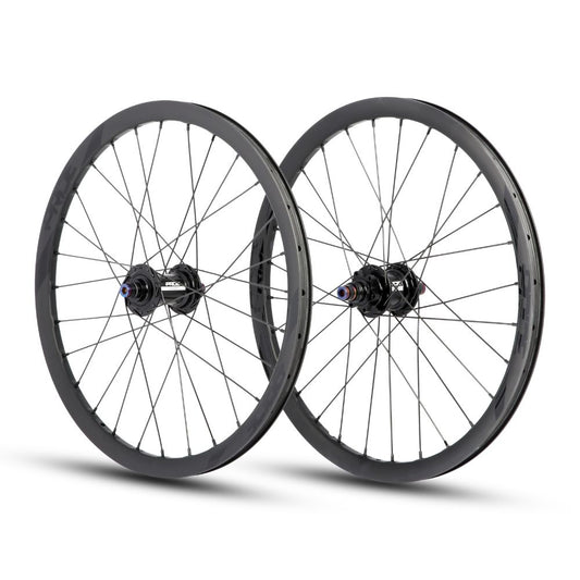 Para Kół PRIDE 20" (451mm) Carbone Wave Matt Black Fusion Disc Osie 10/10mm Czarna