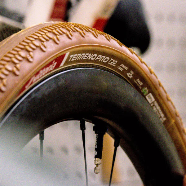 VITTORIA Terreno Pro T10 Hardpack 700x45c Gravel Race Natural Tubeless Ready Miękka beżowa opona Q2 2025