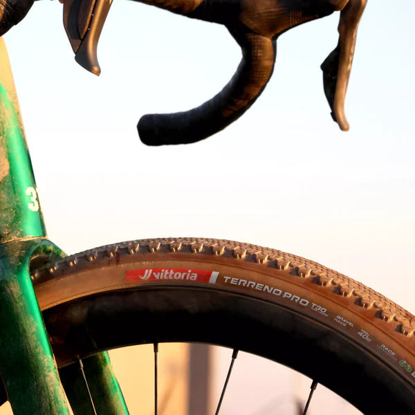 VITTORIA Terreno Pro T30 Fine Loose 700x45c Gravel Race Natural Tubeless Ready Miękka beżowa opona Q2 2025