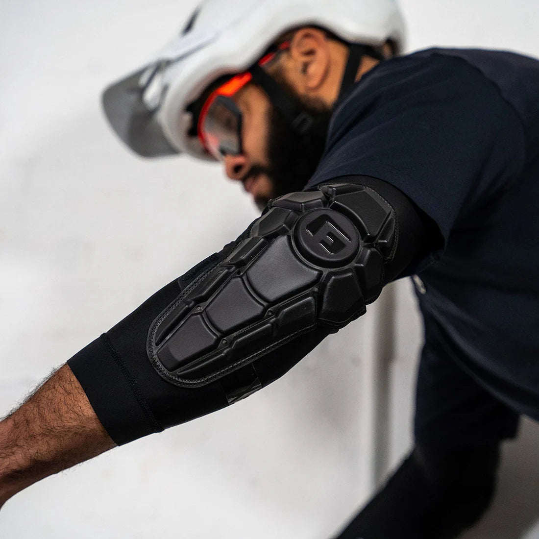 Ochraniacze łokci G-FORM PRO-X3 czarny matowy