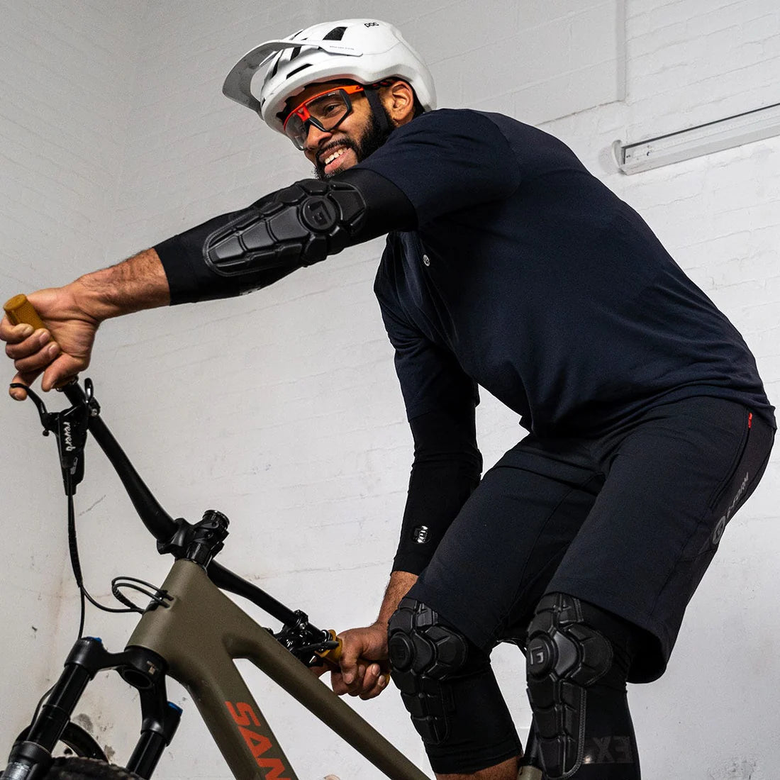 Ochraniacze łokci G-FORM PRO-X3 czarny matowy